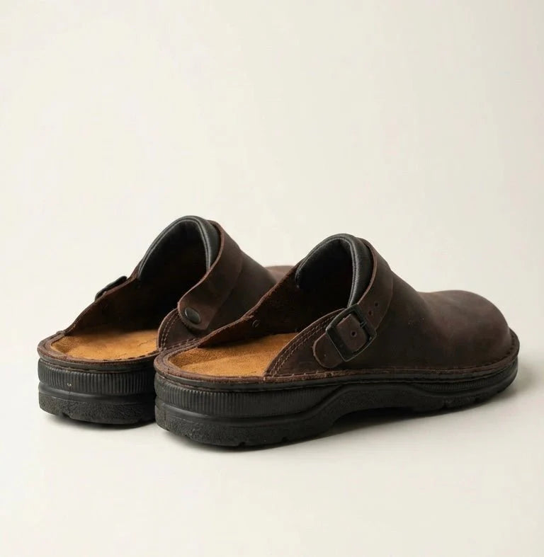 brown eluxeri clogs from the back on a light background